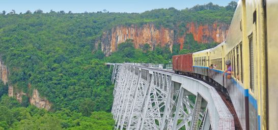 Panorama-Zugfahrt über das Goteik-Viadukt Panorama-Zugfahrt über das Goteik-Viadukt