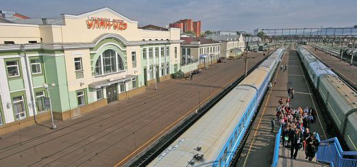 Transsib-Linienzug am Bahnhof von Ulan Ude Transsib-Linienzug am Bahnhof von Ulan Ude