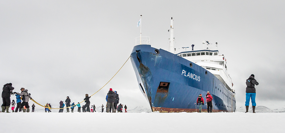 MS Plancius unterwegs im Eis