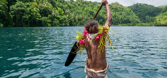 Ausflug-in-traditionellem-Boot-Papua-Neuguinea