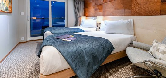 Coral_Adventurer_Kabine-mit-zwei-Einzelbetten-und-privatem-Balkon-(Explorer-Deck)---Credit-Coral-Expeditions---DAVIDLIPHOTOGRAPHY