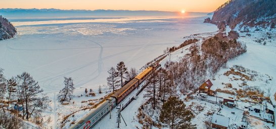 Unser Sonderzug am winterlichen Baikalsee.