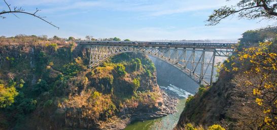 Der Rovos Rail an den Victoriafällen