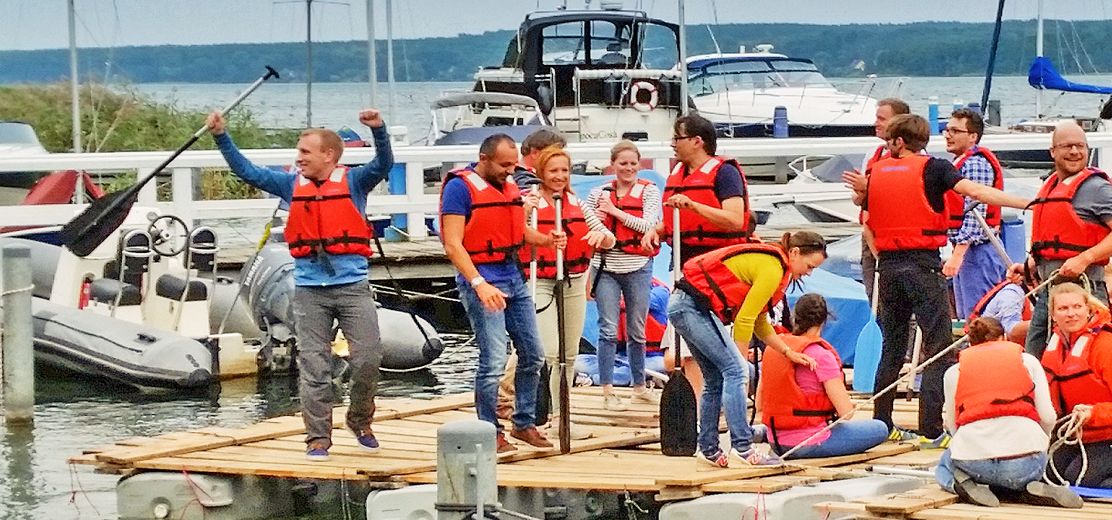 Das Lernidee-Team beim Floßbau Das Lernidee-Team beim Floßbau