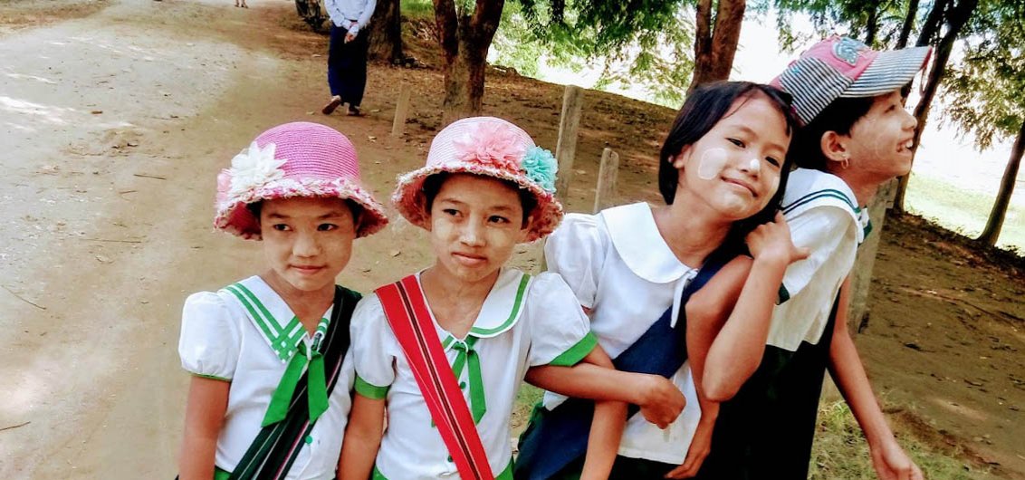 Schülerinnen im Dorf Kan, Myanmar