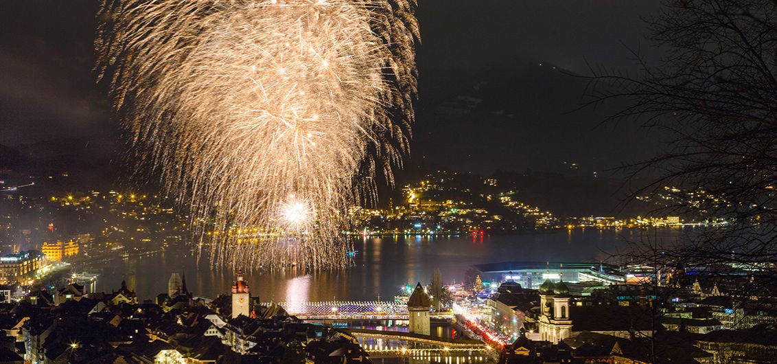 Silvesterfeuerwerk über dem Vierwaldstättersee in Luzern, Schweiz