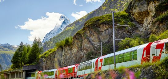  Rhätische Bahn der Glacier Express bei Zermatt