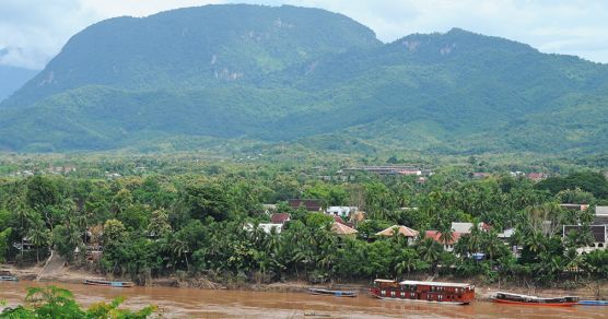 Die Mekong Sun am Flussufer