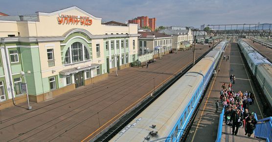 Transsib-Linienzug am Bahnhof von Ulan Ude