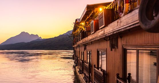 Abends ankert Ihr Mekong-Flusskreuzfahrtschiff an einer Sandbank oder am Ufer