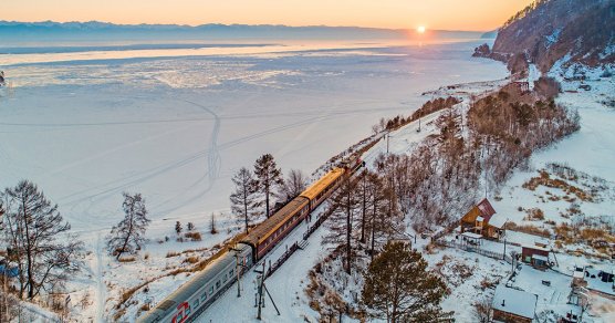 Unser Sonderzug am winterlichen Baikalsee.