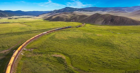 Der Zarengold-Sonderzug auf seinem Weg durch die Mongolei