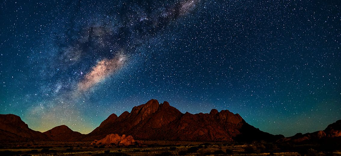 Nachthimmel mit Milchstrasse in der Wüste von Namibia