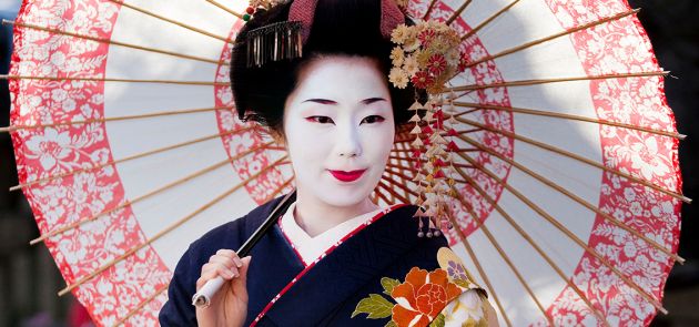 Geisha in traditioneller Tracht Geisha in traditioneller Tracht