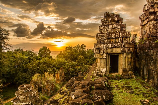 Per E-Bike durch Kambodscha - Prasat-Turm es Phnom Bakheng Tempels Per E-Bike durch Kambodscha - Prasat-Turm es Phnom Bakheng Tempels