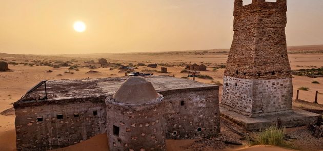 Sonnenuntergang-über-der-antiken-Stadt-Chinguetti-in-der-Sahara