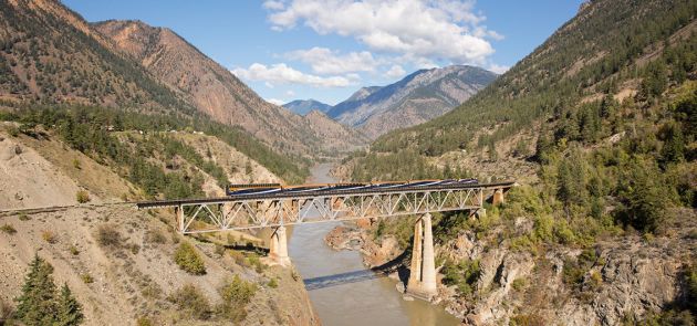 Zug-Kanada_-Fraser_Bridge_RockyMountaineer