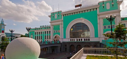 Der Bahnhof Nowosibirsk-Glawny. Er wurde 1893 im Rahmen der Errichtung der Transsibirische Eisenbahn eröffnet.
