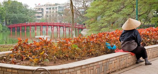 Blick auf die The-Huc-Bruecke in Hanoi