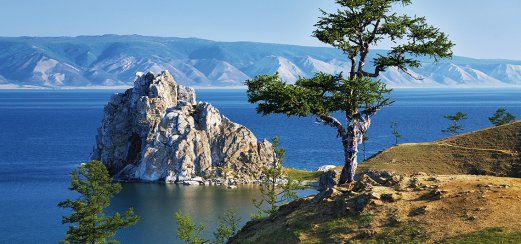 Der Schamanenfelsen auf der Insel Olchon am Baikalsee, Russland.