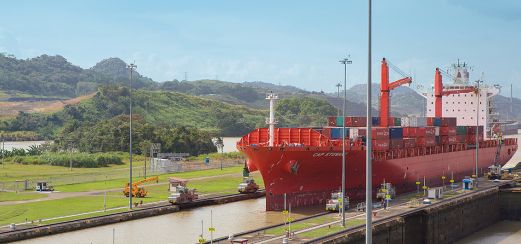 Ozean-Riese im Panama-Kanal Ozean-Riese im Panama-Kanal