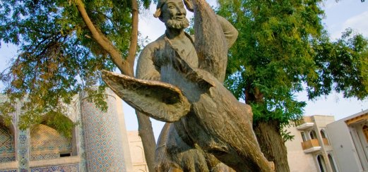 Vor dem Denkmal Nasreddins auf dem Esel, einer orientalischen Version von Till Eulenspiegel, lauschen Sie einigen seiner Schwänke und Legenden.