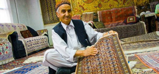 Besuchen Sie eine Manufaktur für Seidenteppiche in Samarkand, Usbekistan.