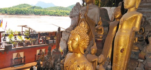 Die Höhlen von Pak Ou liegen hoch über dem Mekong und sind mit Tausenden von Gläubigen gespendeten Buddha-Statuen bestückt.
