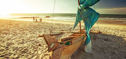 Boot am Strand von Mosambik