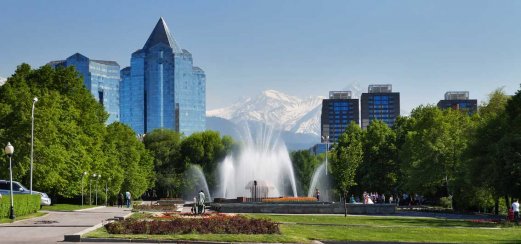 Almaty am Fuße des Alatau-Gebirges