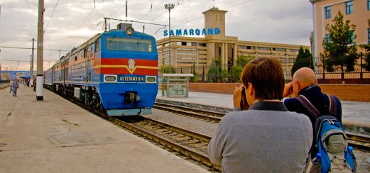 Orient Silk Road Express am Bahnhof von Samarkand