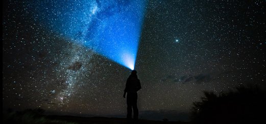 Nächtlicher Sternenhimmel in der  Namib-Wüste
