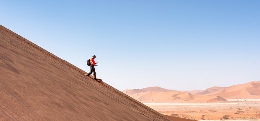 Die ziegelrot leuchtenden Riesendünen der Namib.