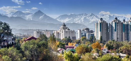 Almaty am Fuße des Alatau-Gebirges