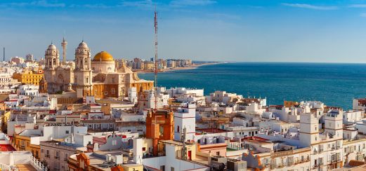 Altstadt und die Kathedrale von Santa Cruz in Cádiz