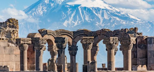 Die beeindruckende Ruine der Rundkirche Zvartnoz in Armenien