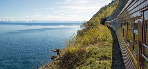 Mit dem Zug am Baikalsee Zarengold-Sonderzug auf der stillgelegten Trasse der Transsib am Baikalsee