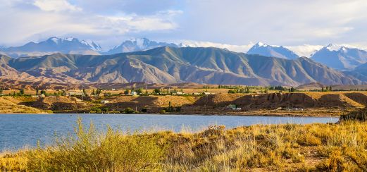 Bergpanorama am Issykkul-See