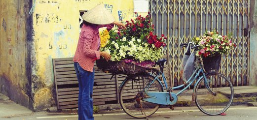 Blumenverkäuferin in Hanoi