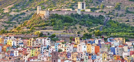 Bosa vor der Burgruine des Castello Malaspina, Sardinien.
