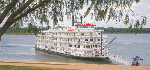 Der Schaufelraddampfer American Heritage vor Anker