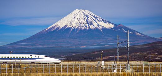 Der Shinkansen Express am Fuße des Fuji