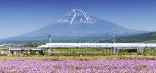 Der Shinkansen-Express am Fuße des Fuji