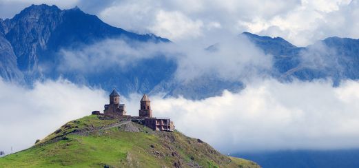 Dreifaltigkeitskirche vor dem Kazbegi-Berg, Georgien.