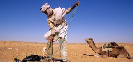 Ein Nomade schöpft Wasser aus einem Brunnen in der Sahara