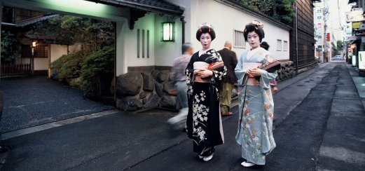 Japanische Geishas unterwegs