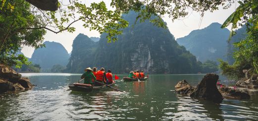 Unterwegs zu Boot in der Halong-Bucht