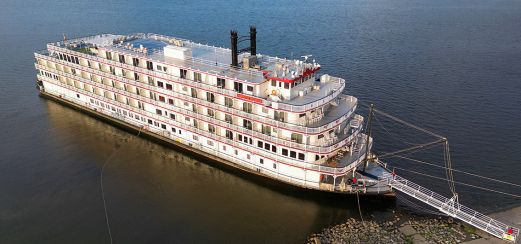 Der Schaufelraddampfer American-Splendor legt an