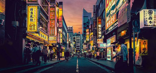 In den abendlichen Gassen Tokyos, Japan