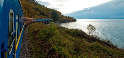 Zarengold-Sonderzug auf der stillgelegten Trasse der Transsib am Baikalsee